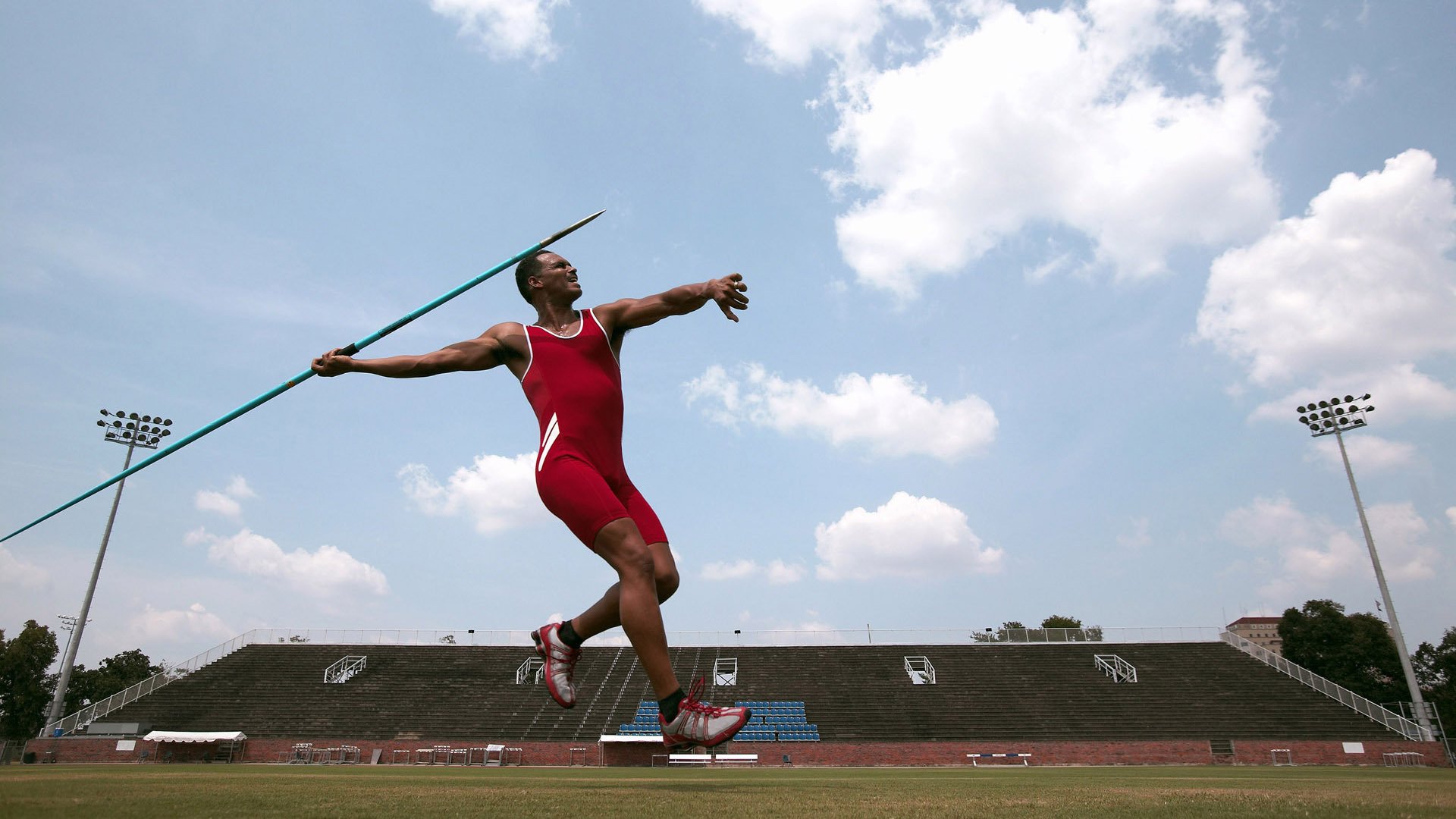 基:全黑队的“进攻启动者”,每次防守后的快速反击总能引领球队攻势